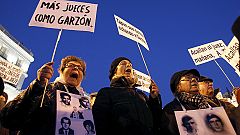 Gritos de "tenemos memoria, queremos justicia" en la concentración de apoyo a Garzón