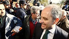 Camps, abucheado e insultado al llegar a la Universidad de Elche para presentar su tesis