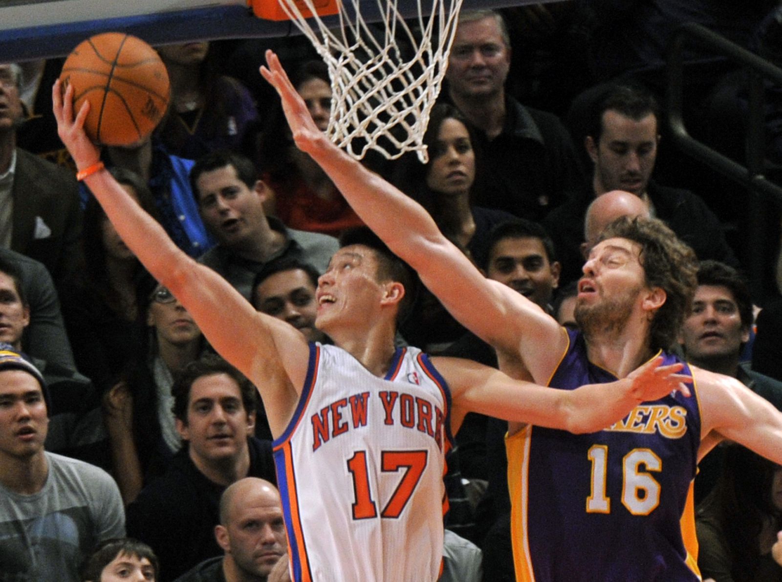 New York Knicks Jeremy Lin makes layup past Los Angeles Lakers Pau Gasol in NBA game in New York