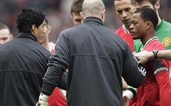 Ferguson: "Suárez es una vergüenza para el Liverpool"