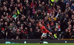 Rooney solventa en cinco minutos el tenso clásico contra el Liverpool