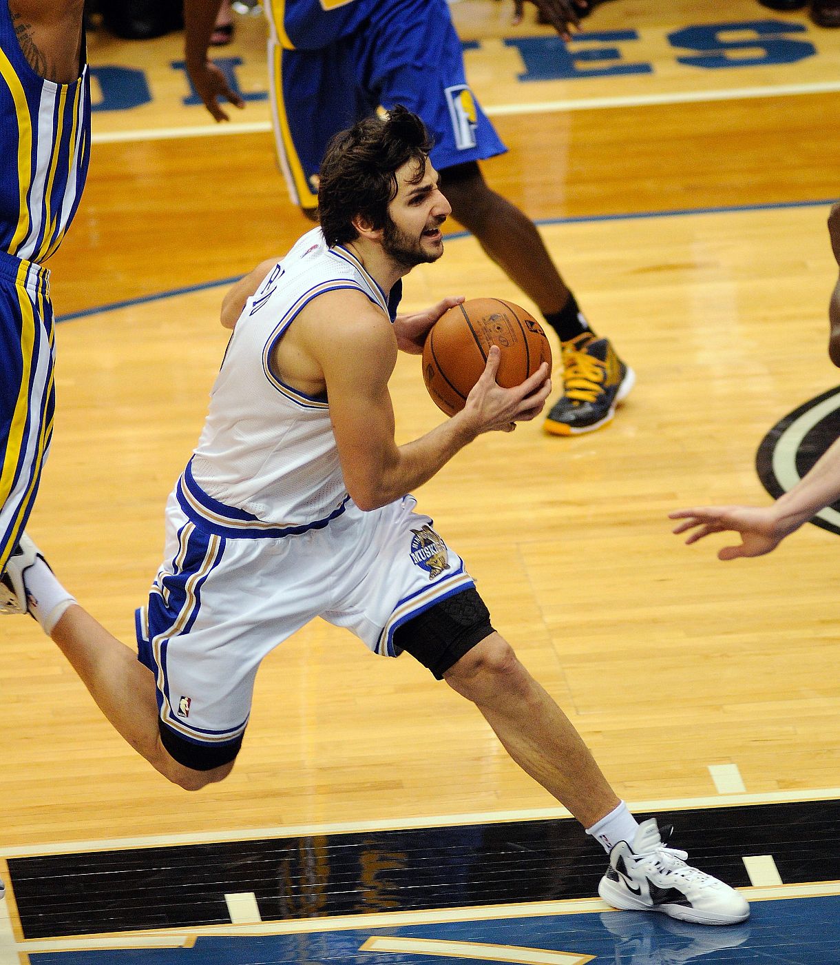 El jugador de Minnesota Timberwolves Ricky Rubio dribla hacia la cesta en el juego ante Indiana Pacers.