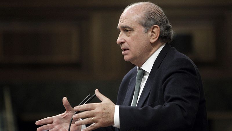 Interior dice que el problema de ETA tiene una "dimensión política" que no se puede "obviar"