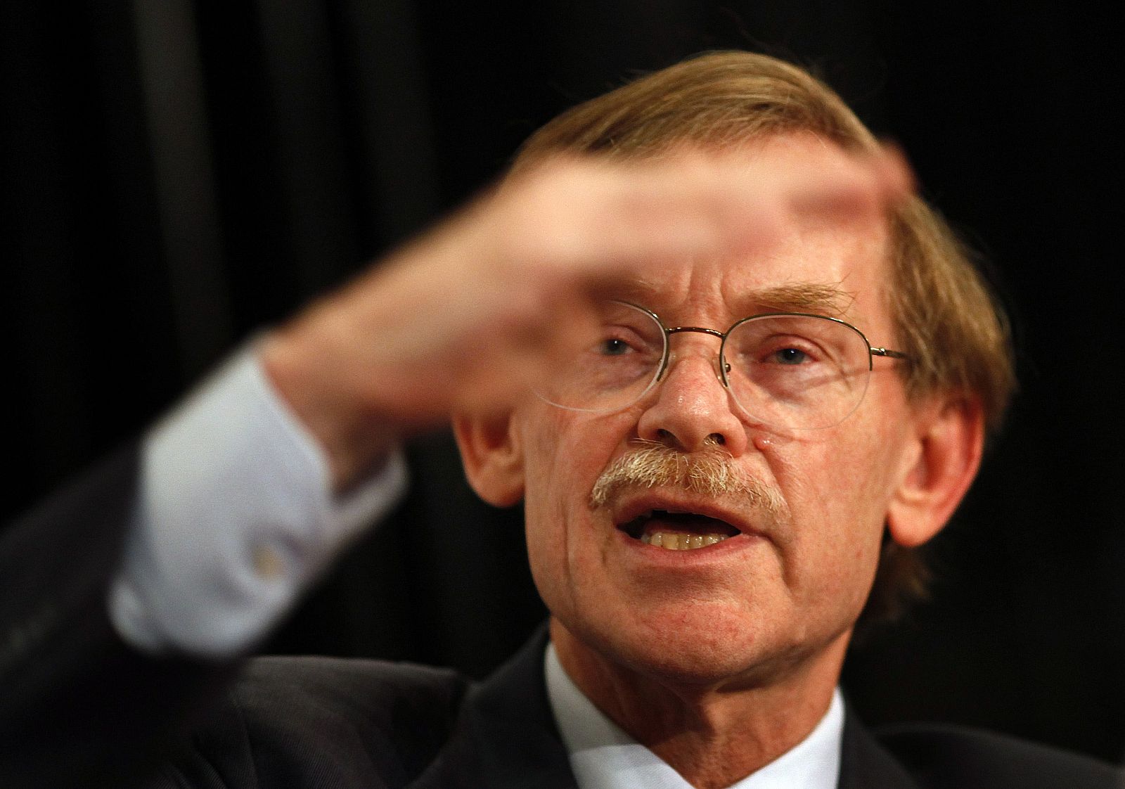 Robert Zoellick hace un gesto durante su intervención en la cena anual de la Sociedad Asia en Sidney este domingo.