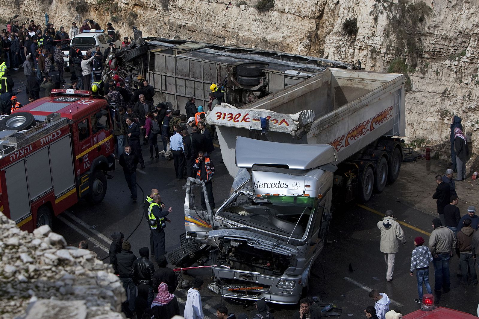 Imagen del autobús escolar y del camión tras el accidente en la carretera de Cisjordania