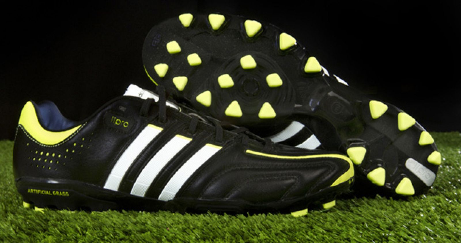 Así serán las zapatillas, con tacos de goma, que lucirán los jugadores del Real Madrid para jugar sobre césped artificial.