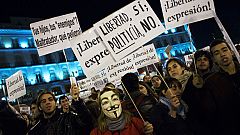 Miles de estudiantes se manifiestan pacíficamente en Valencia con los libros en alto