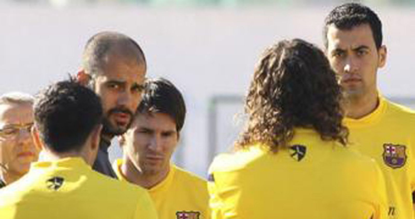 El técnico del Barça, Pep Guardiola, da instrucciones a sus futbolistas durante un entrenamiento.