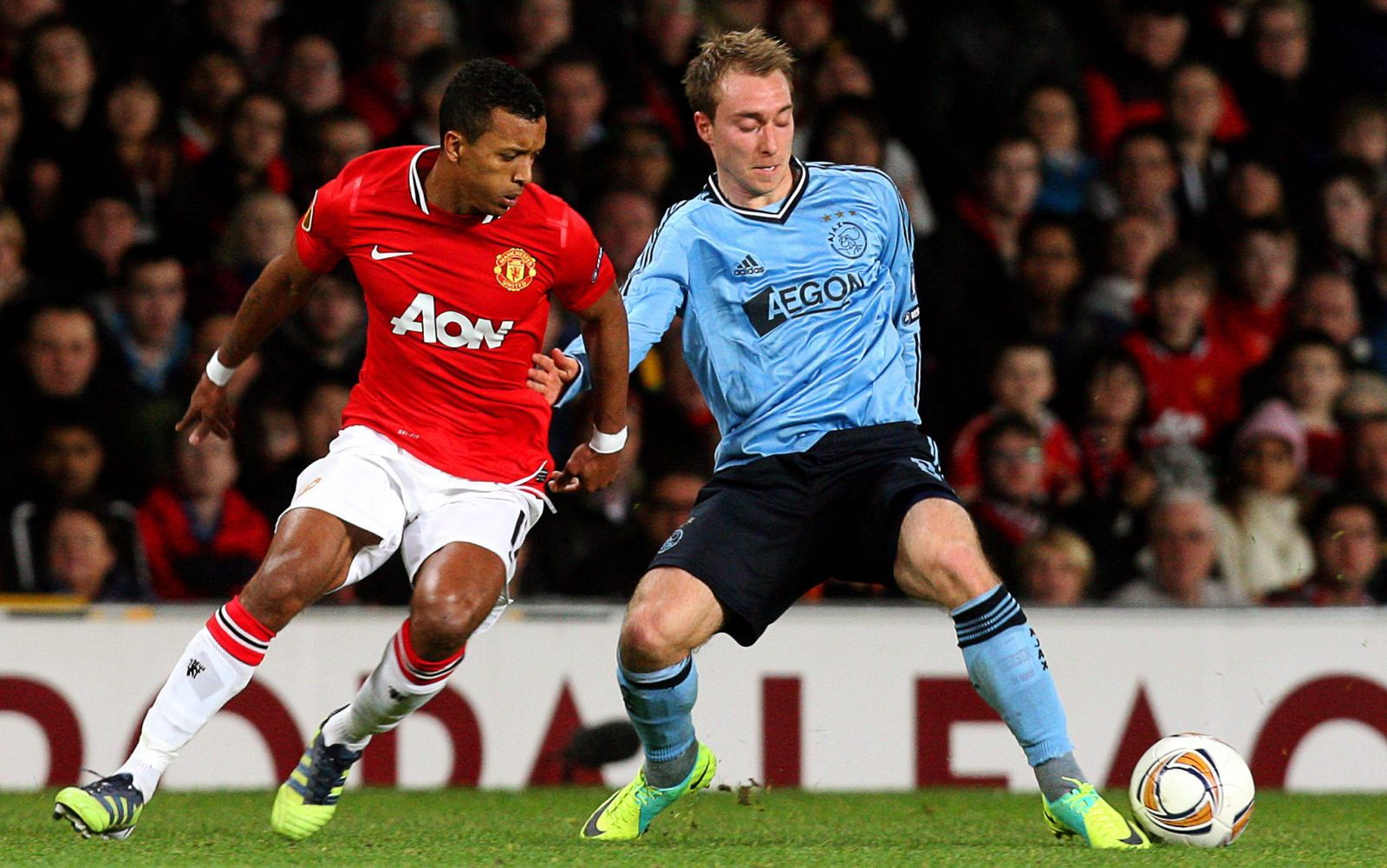 El jugador del Manchester United Nani (i) disputa el balón con Christian Eriksen (d) del Ajax.