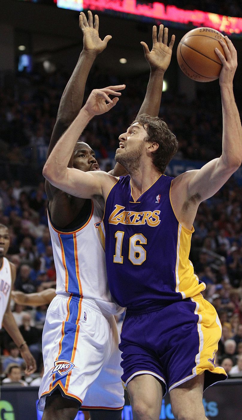 El jugador de los Angeles Lakers, Pau Gasol, y el de los Thunder, Serge Ibaka, durante su partido en la NBA.