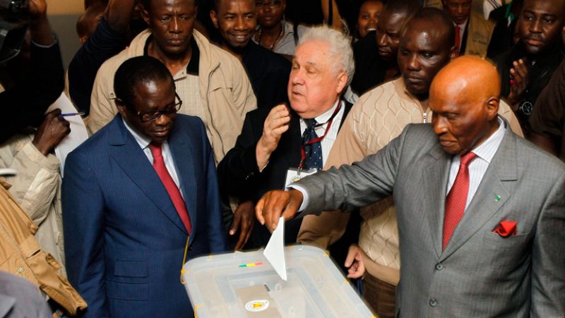 Senegal vota por consolidar su democracia en un clima de extrema tensión