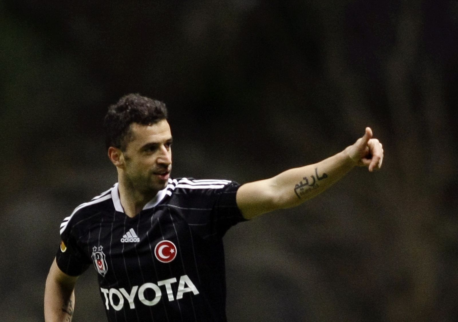 El centrocampista del Besiktas Simao celebra un gol.