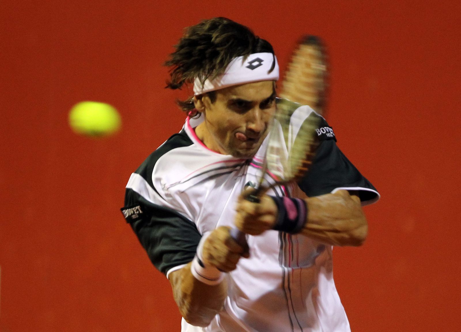 El tenista español David Ferrer devuelve una bola al chileno Fernando González.