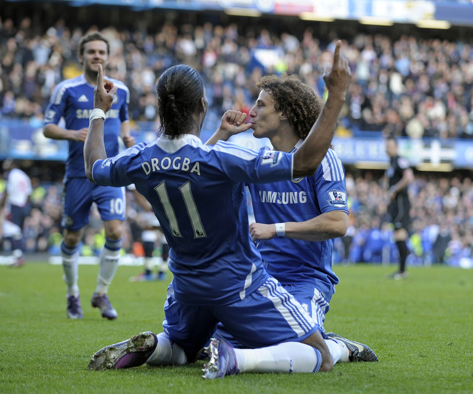 David Luiz, del Chelsea, celebra con su conpañero Drogba el gol anotado al Bolton.