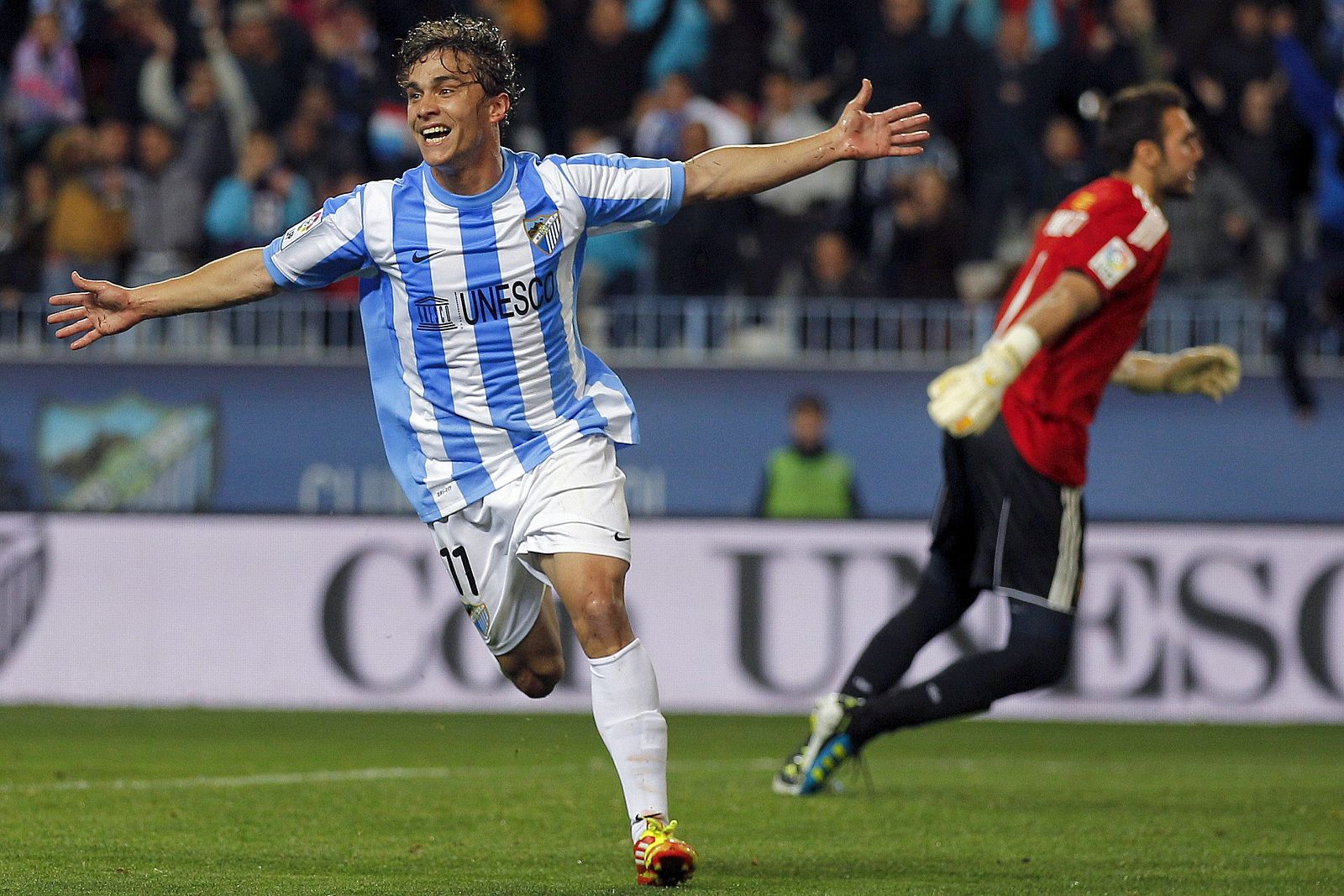 El delantero uruguayo del Málag Seba Fernández celebra su gol, primero de su equipo, ante el Zaragoza.