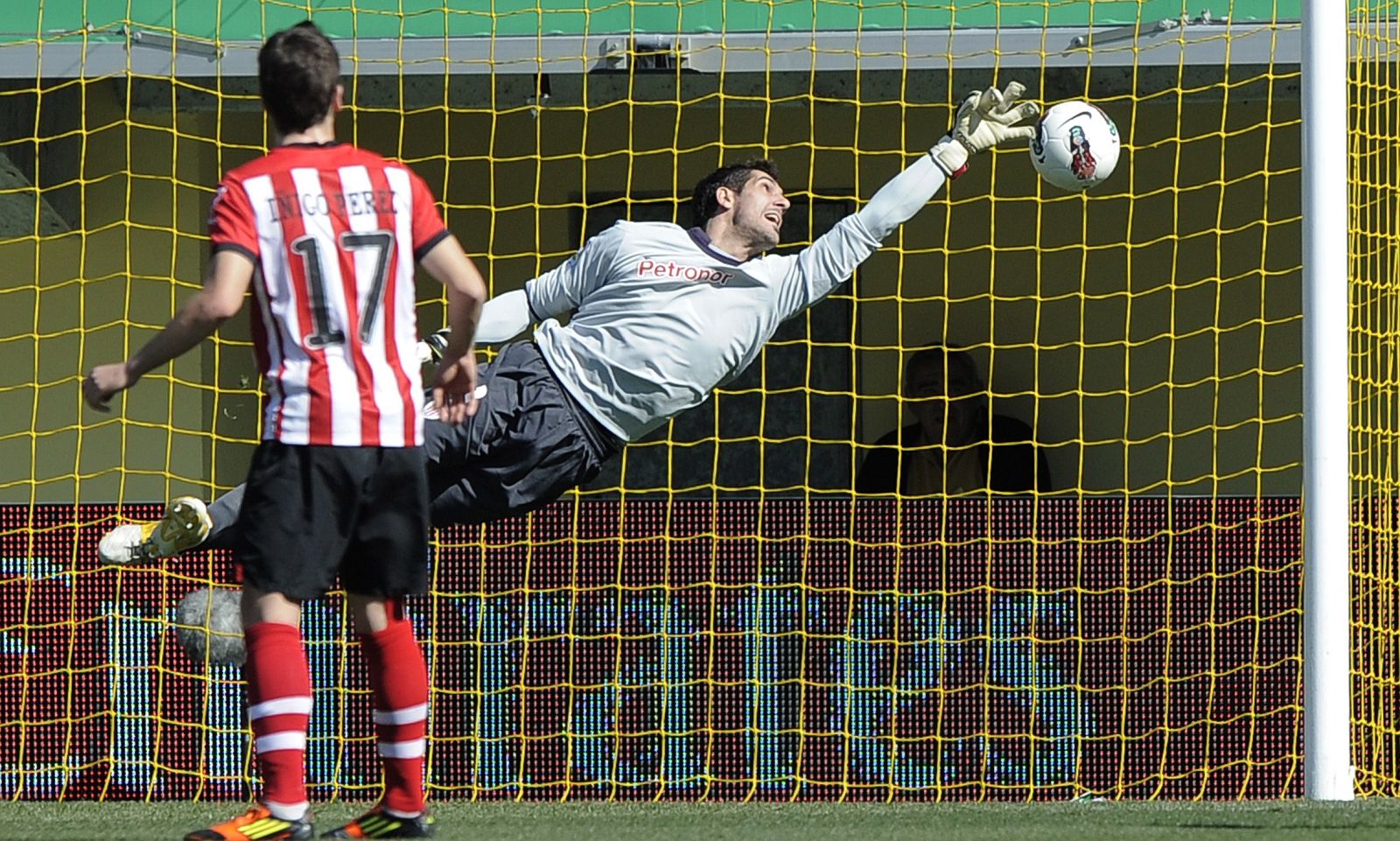 El portero del Athletic de Bilbao, Gorka Iraizoz, se estira inutilmente para evitar el gol de Marcos Senna del Villarreal.