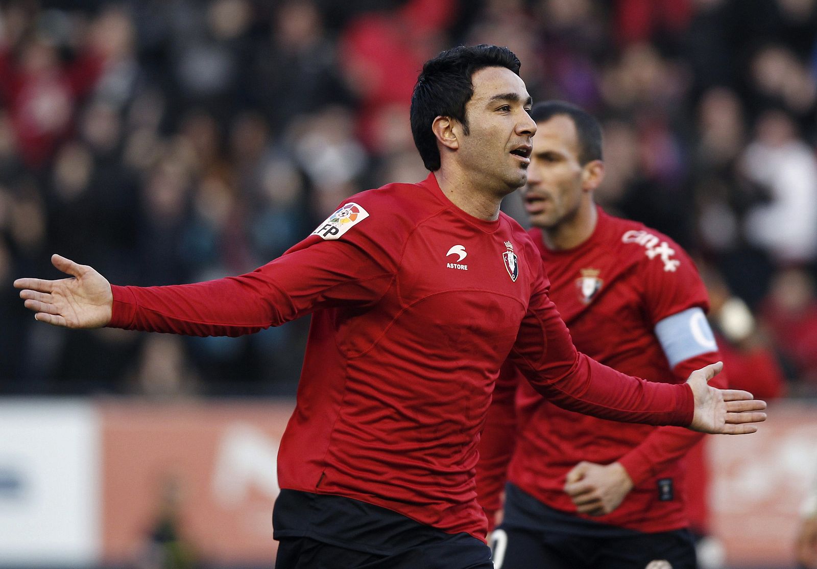 El centrocampista iraní de Osasuna Javad Nekounam celebra su gol, primero de su equipo.