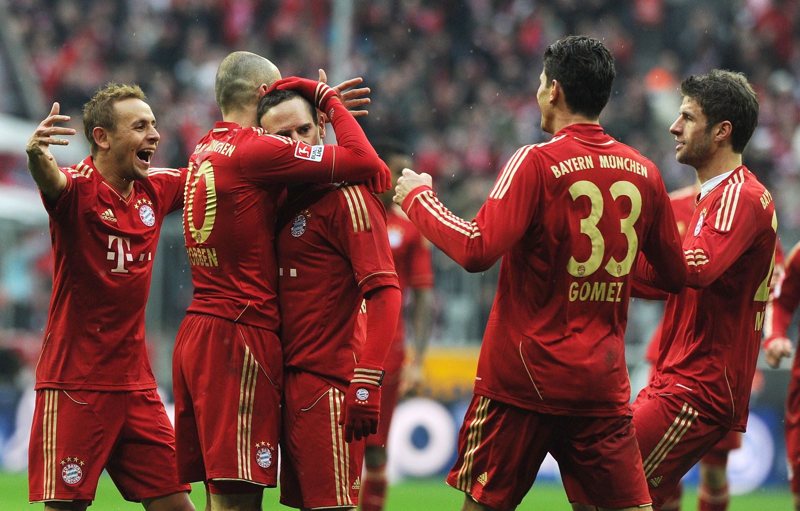 Franck Ribery es abrazado por sus compañeros.