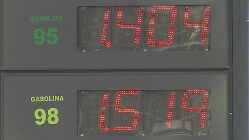 La devaluación del euro y la carga de impuestos encarecen la gasolina y el gasóleo