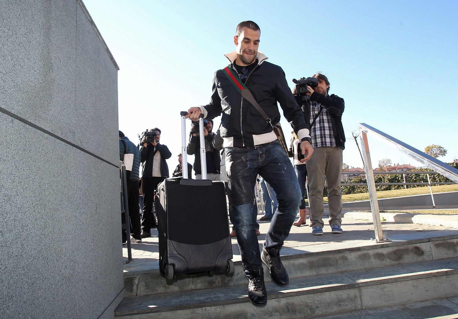 El delantero Álvaro Negredo (Sevilla) a su llegada a la Ciudad del Fútbol, en Las Rozas.