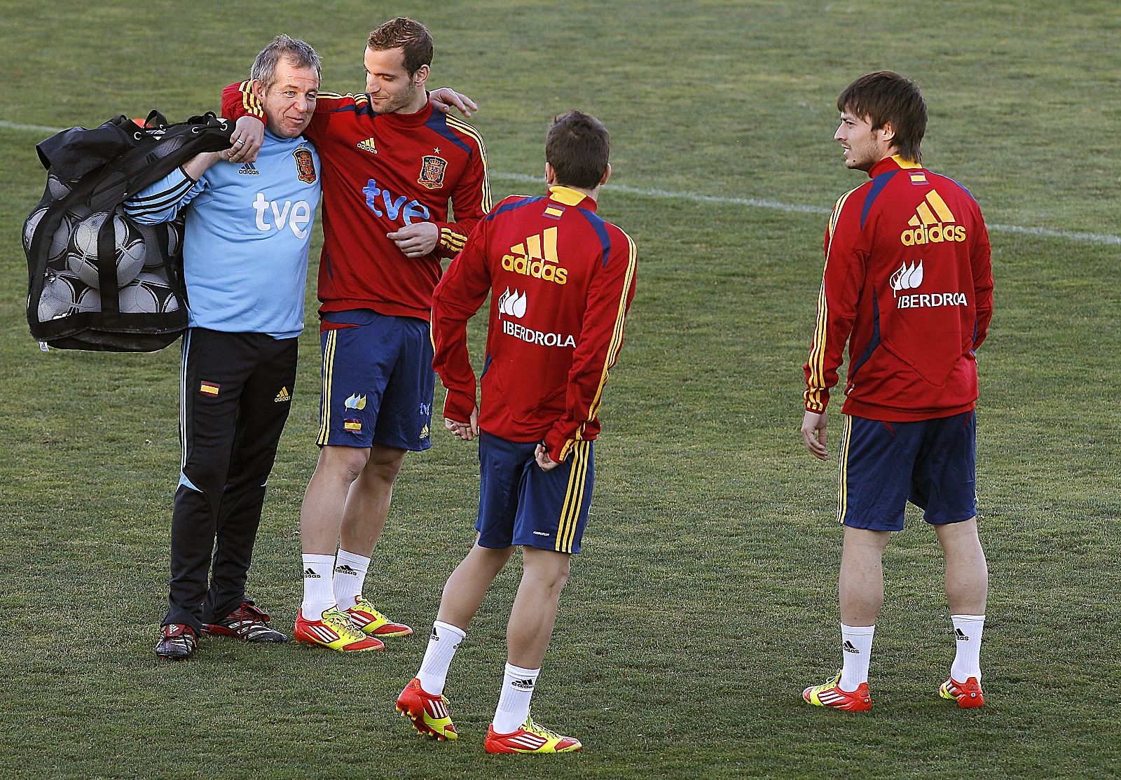 Roberto Soldado (i) conversa animadamente con uno de los utilleros de la selección española.