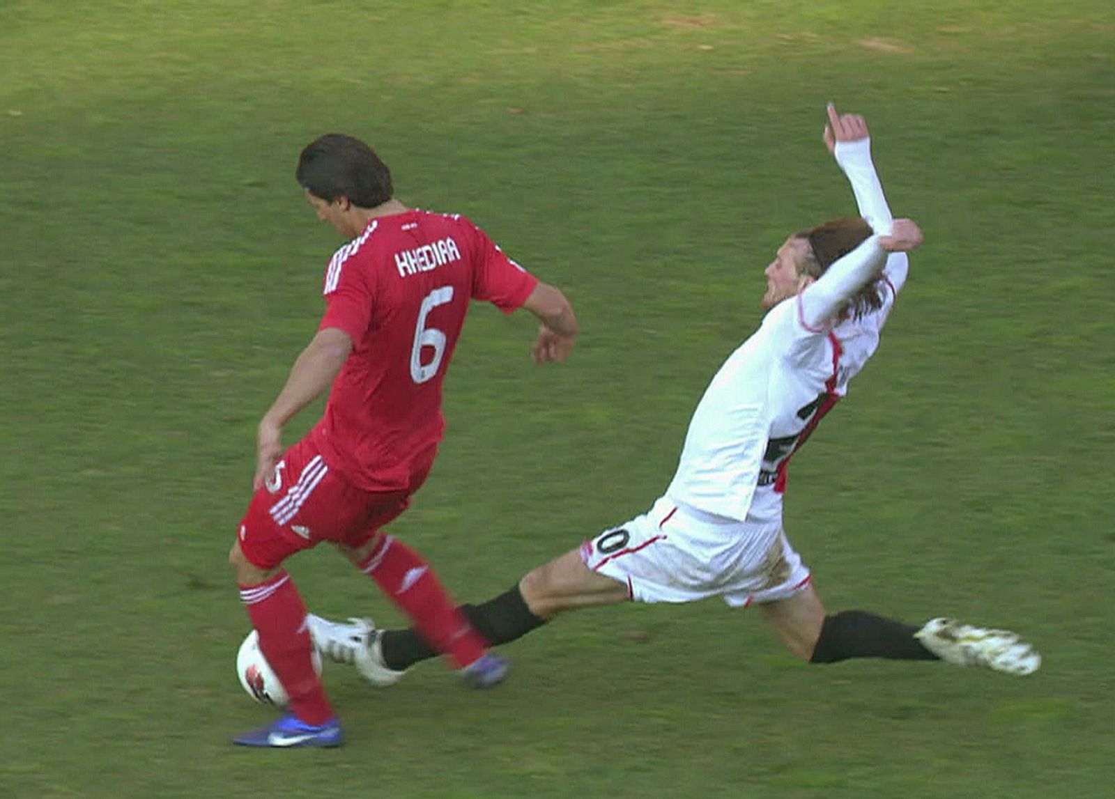 Entrada del rayista "Michu" al madridista Khedira