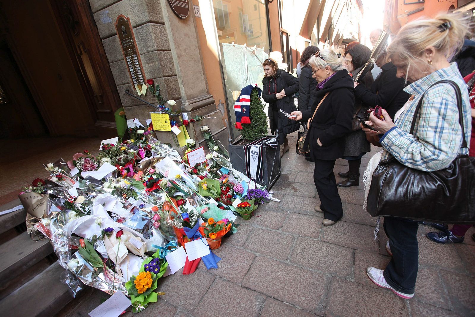 Flores ante la casa de Lucio Dalla