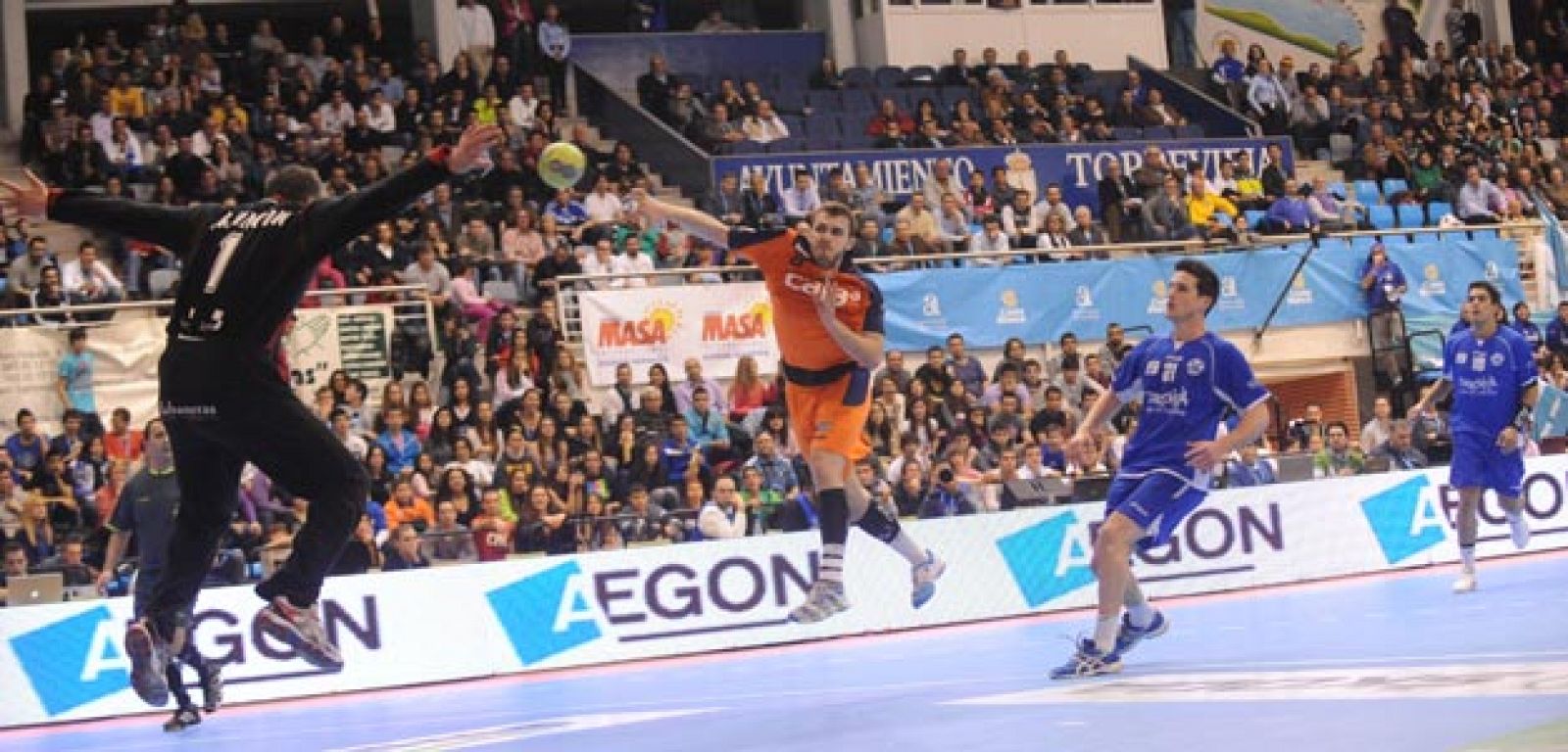 El portero Pejanovic conduce de forma brillante al Torrevieja a la semifinal