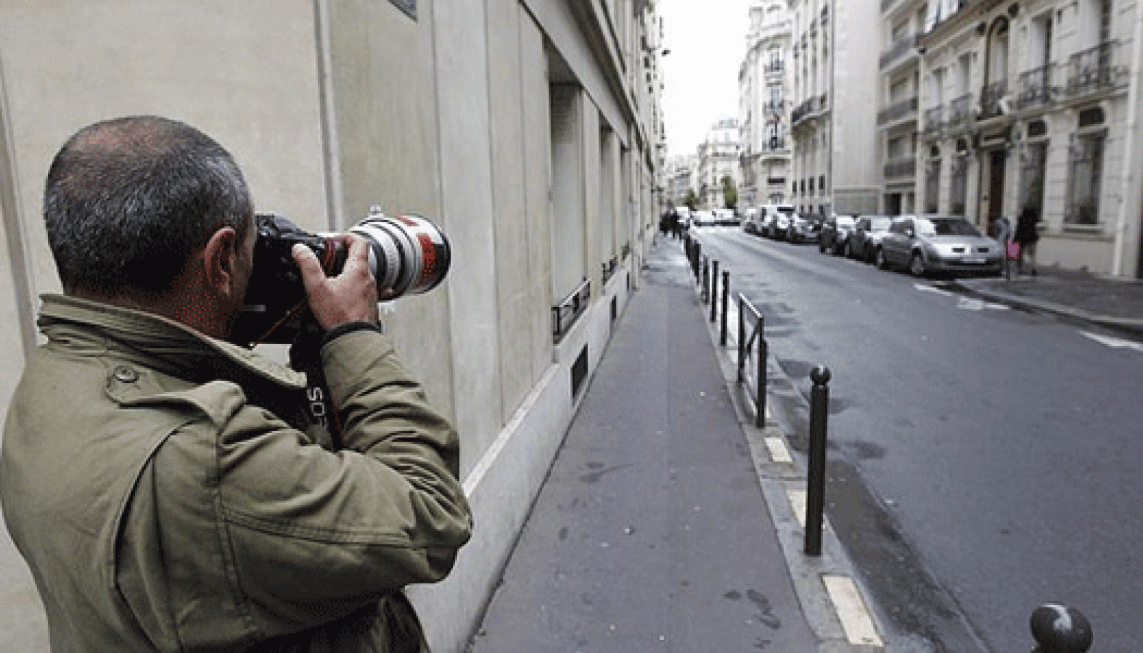 Un detective toma fotografías.