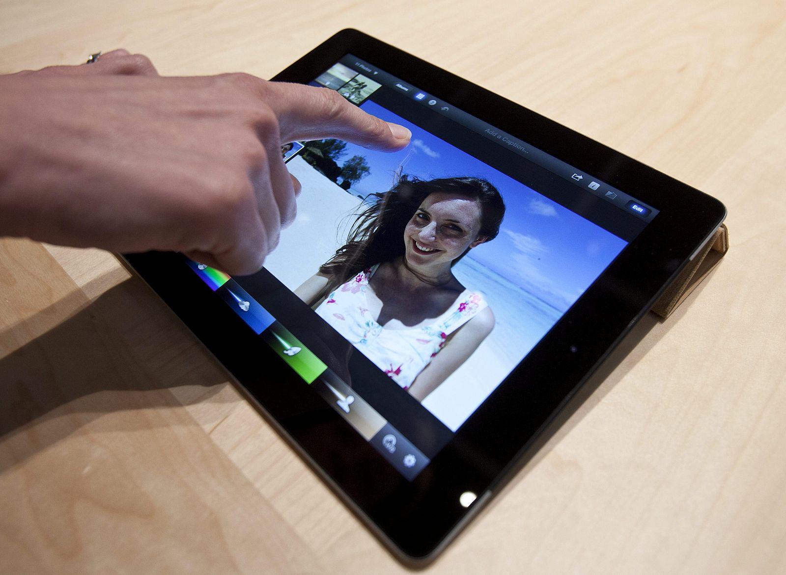 APPLE UNVEILS LATEST IPAD