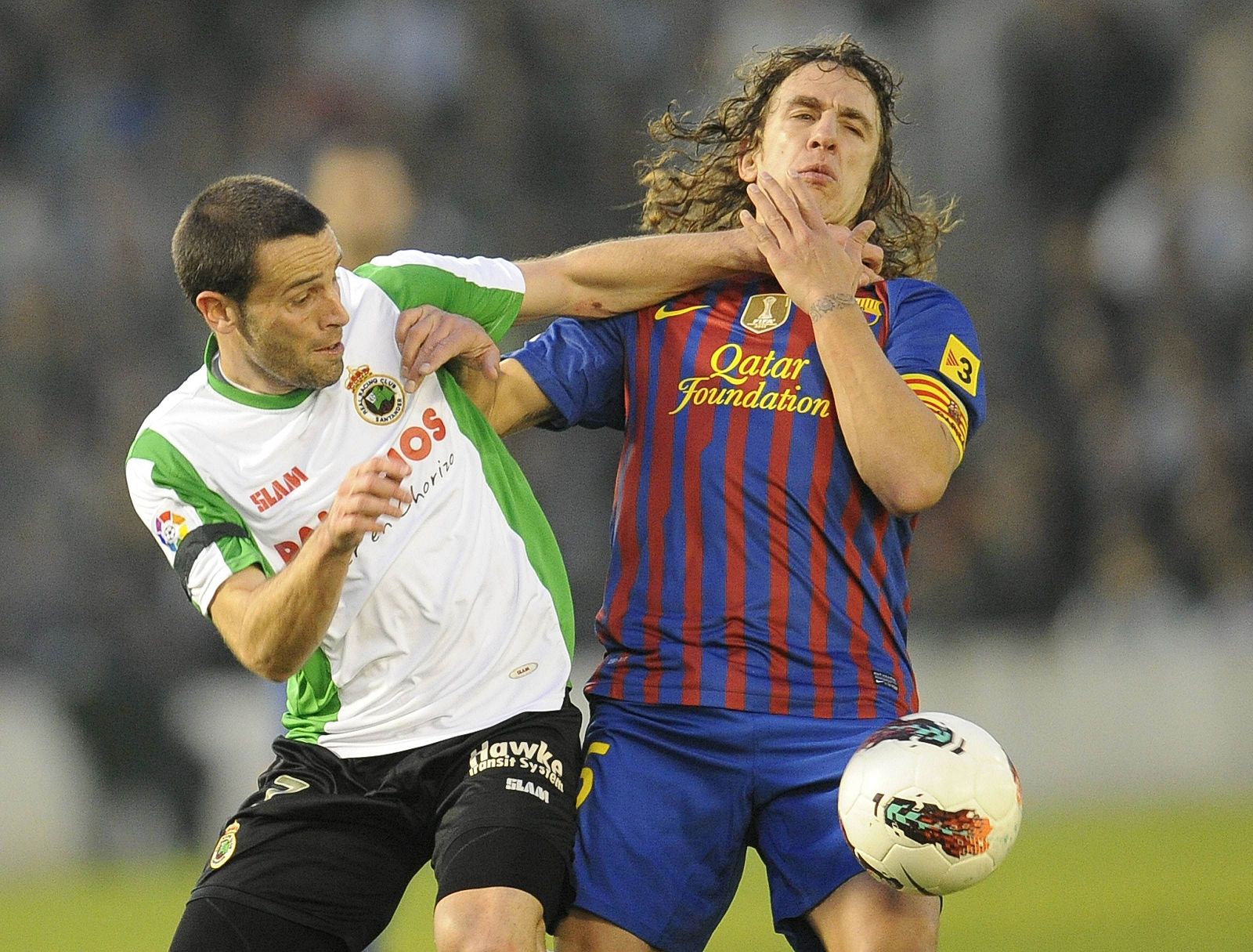 El jugador del FC Barcelona, Carles Puyol, durante su partido ante el Racing de Santander.