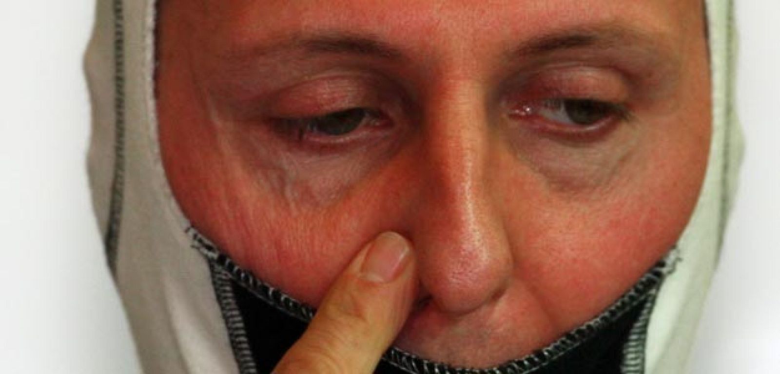 Michael Schumacher, (Mercedes GP) en los entrenamientos libres de este viernes en el circuito Albert Park de Melbourne (Australia)