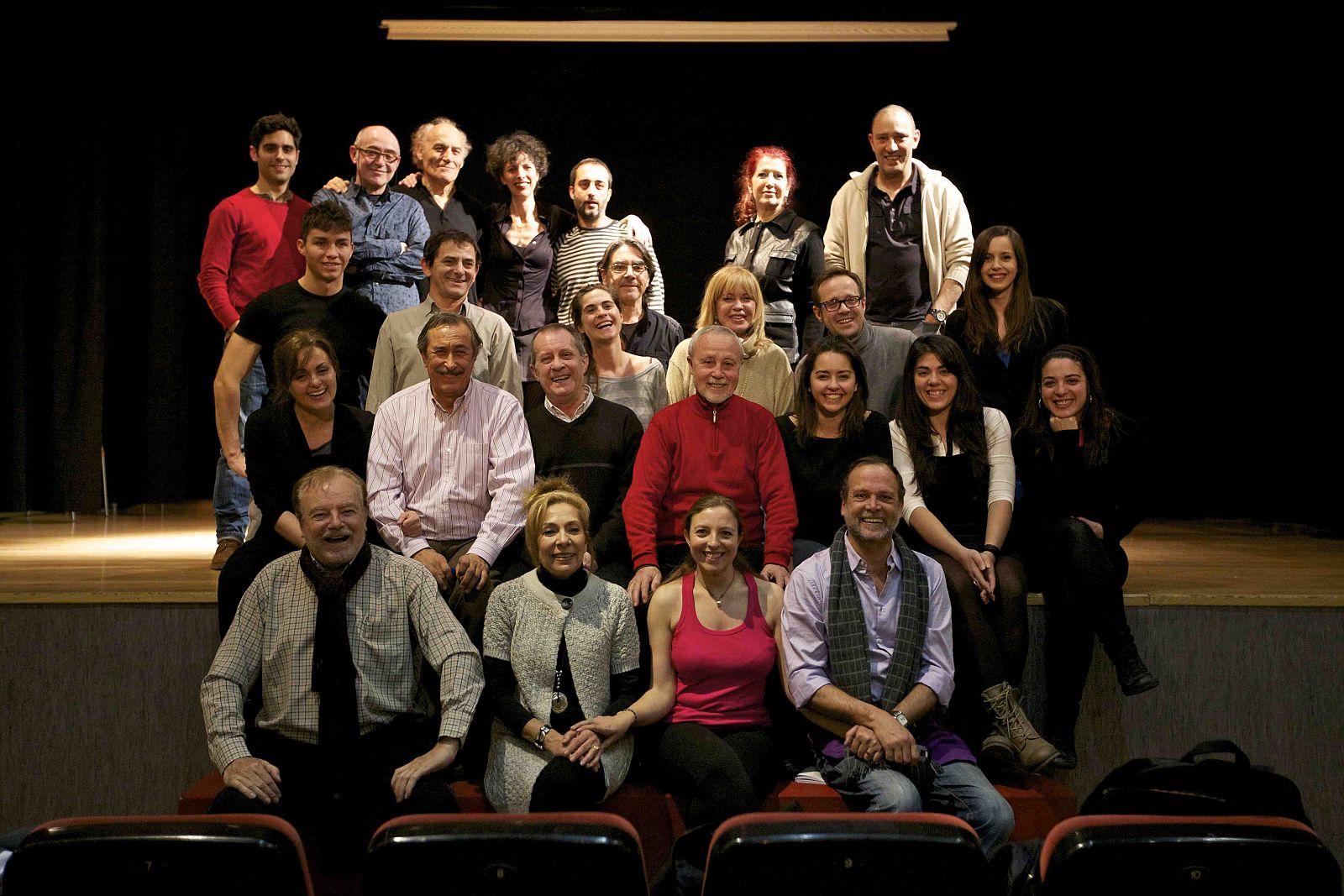 Manuel Gallardo junto al espléndido reparto que escenificará 'La venganza de Don Mendo' de Pedro Muñoz Seca