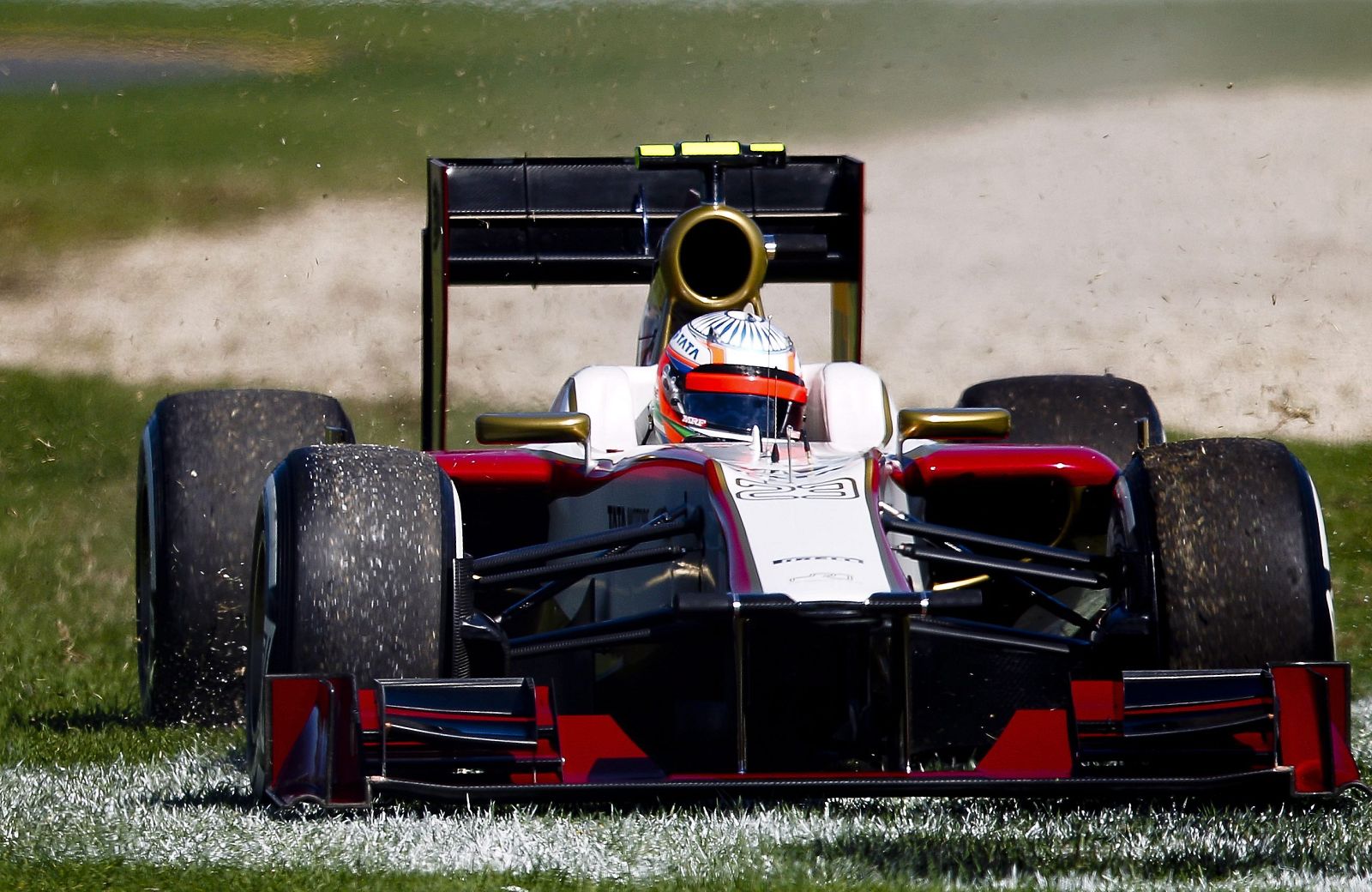 Pedro de la Rosa (HRT) en el césped durante la tercera sesión de prácticas en el circuito de Albert Park en Melbourne.