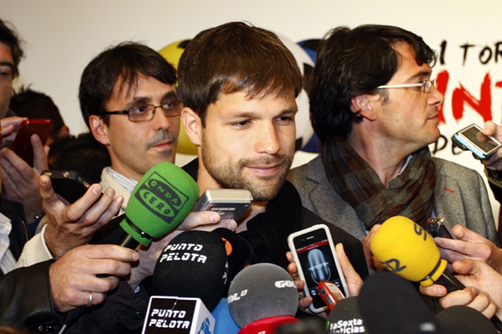 El jugador del Atlético, Diego Ribas, atiende a los medios de comunicación.