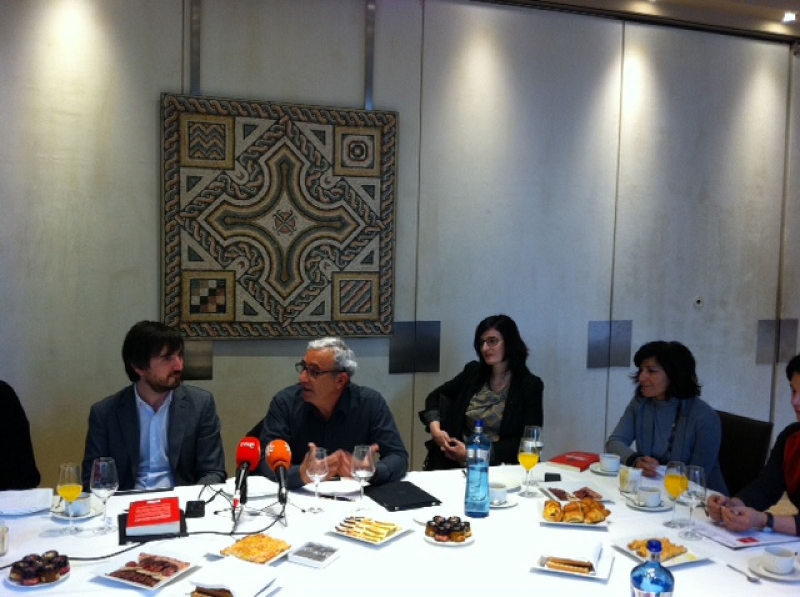 José Sanclemente ha estado acompañado en la presentación de su primera novela por el periodista Ignacio Escolar y la editora Patricia Escalona