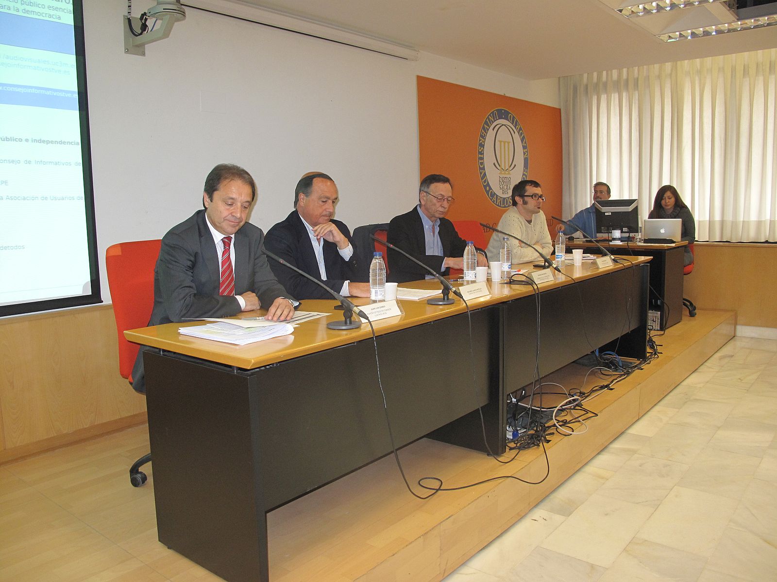 El diputado Juan Luis Gordo (PSOE), el consultor Eduardo García Matilla, el catedrático Enrique Bustamante y el profesor Rubén Ronmero en el debate sobre RTVE.