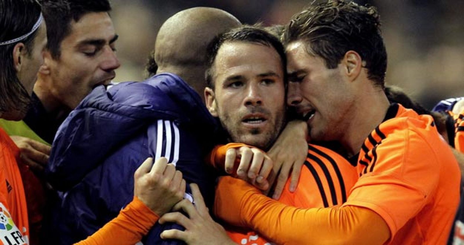 Apoño celebra uno de sus goles ante el Valencia, en el partido de la 29ª jornada de liga en Primera División, 1-2