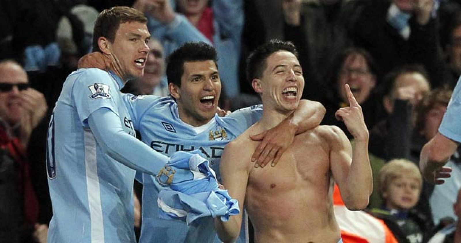 Nasri (d) celebra su gol con sus compañeros Edin Dzeko (i) y Sergio Agüero (c) del Manchester City  ante el Chelsea