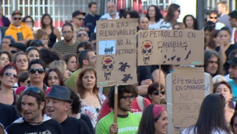 Cientos de personas protestan en Canarias contra las prospecciones petrolíferas