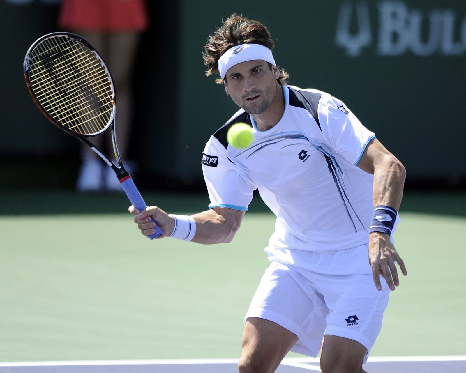 El español David Ferrer regresa la bola durante el partido.