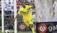 El Villarreal gana al Rayo (0-2) y escapa de la quema; el Racing se aferra con un empate con el Betis (1-1)