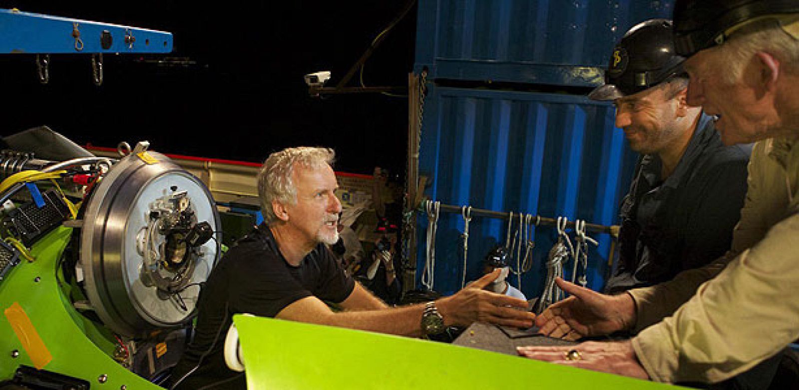 James Cameron ultimando los preparativos para el descenso