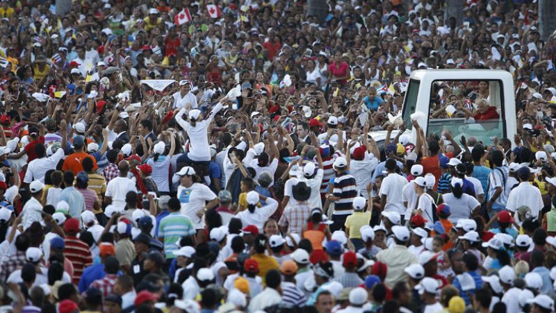 El papa Benedicto XVI pide a los cubanos que "luchen por una sociedad abierta y renovada"