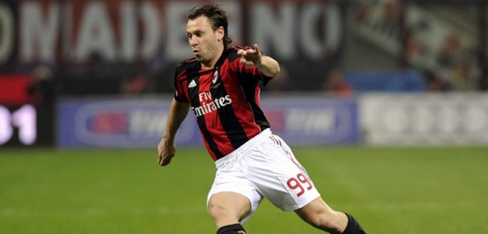 Antonio Cassano delantero del Milan AC jugando contra el Parma el 2 de febrero de 2011