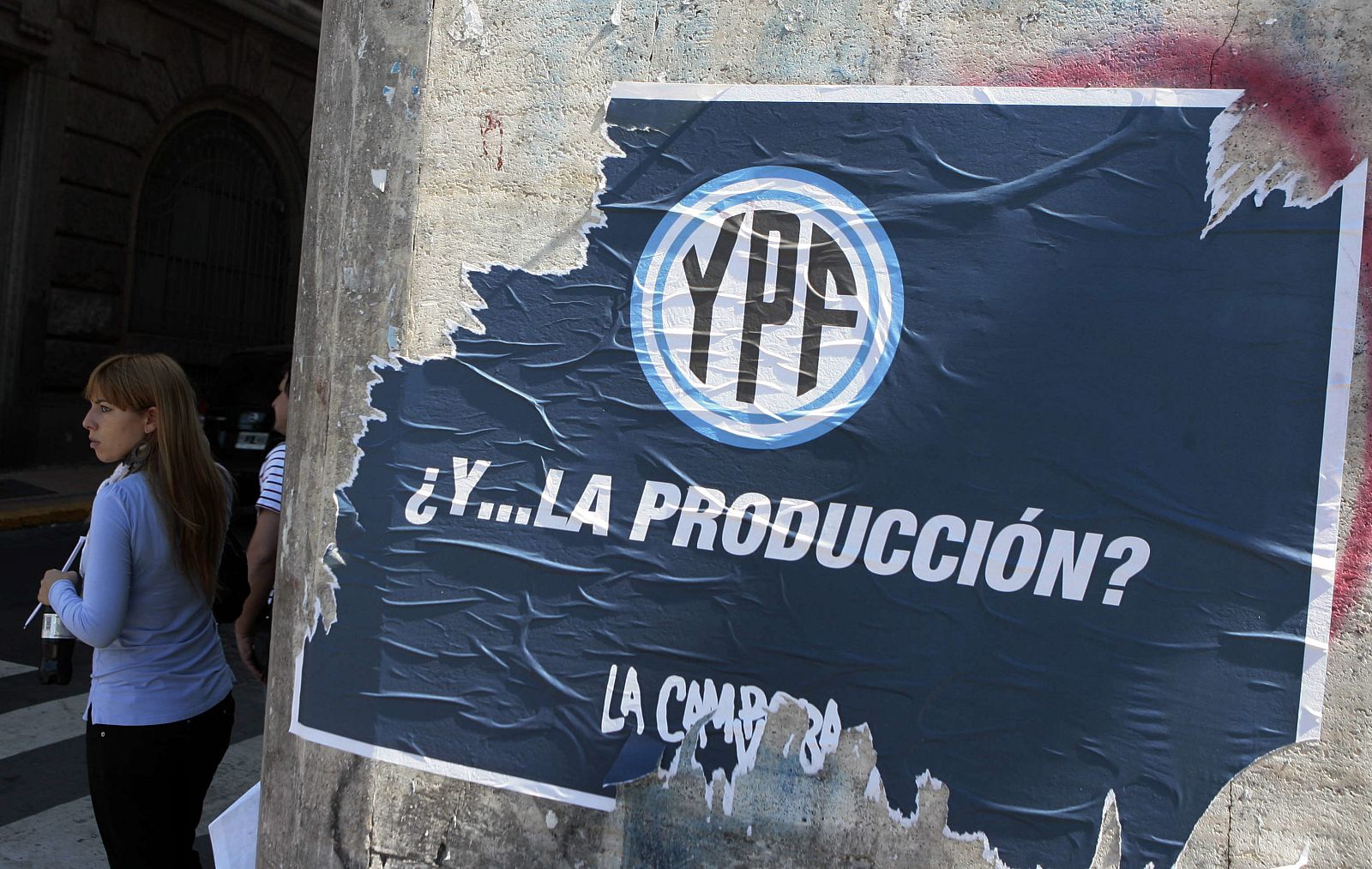 El descontento contra YPF se plasma en estos carteles pegados en plena calle