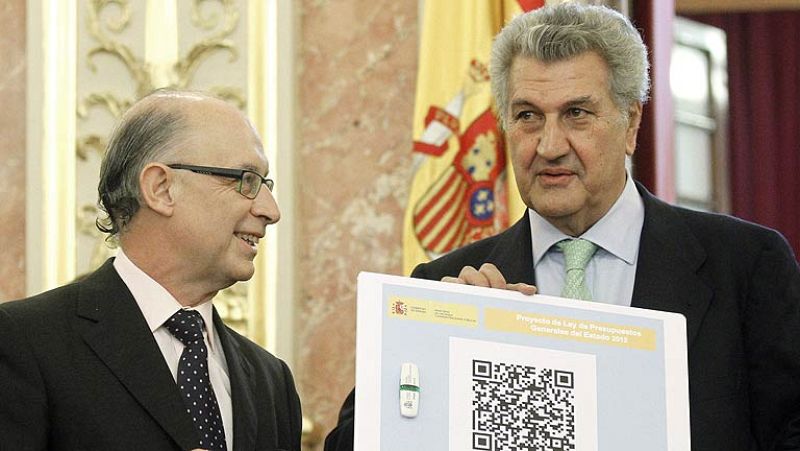 Montoro entrega en el Congreso los Presupuestos 2012, que se tramitarán de forma ordinaria