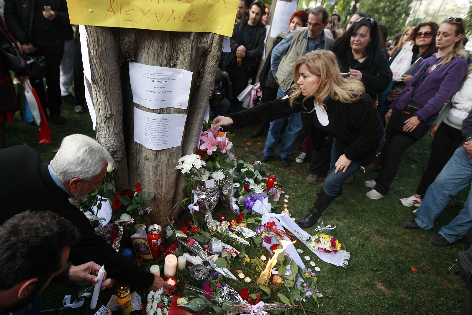 Concentración de dolor en Atenas por el suicidio de un pensionista