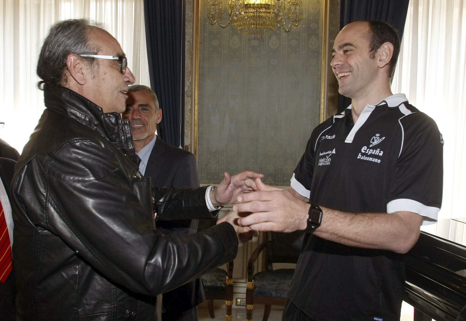 José Javier Hombrados (d) saluda al alicantino José Perramón, portero de balonmano 105 veces internacional con España.