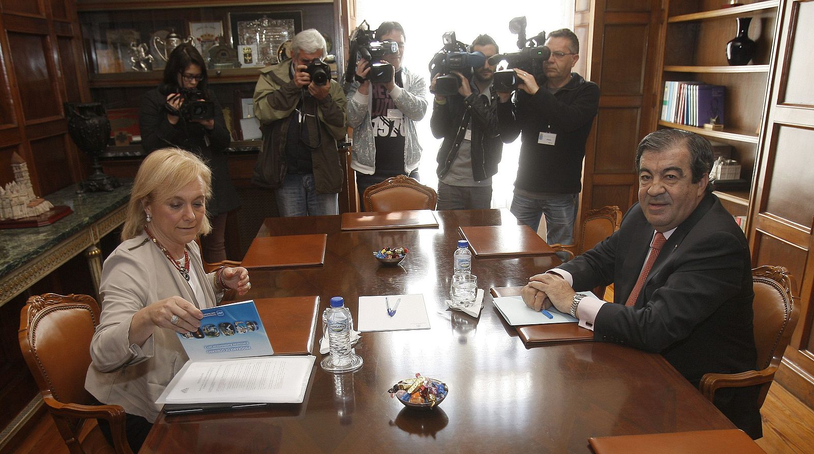 PARTIDO POPULAR Y FORO ASTURIAS HAN MANTENIDO UN ENCUENTRO EN OVIEDO